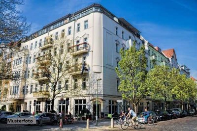 Wohn-/Geschäftshaus und Mehrfamilienhaus