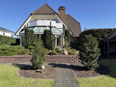 Geschmackvolles 1-2-Familienhaus mit Wintergarten und Gartenidylle