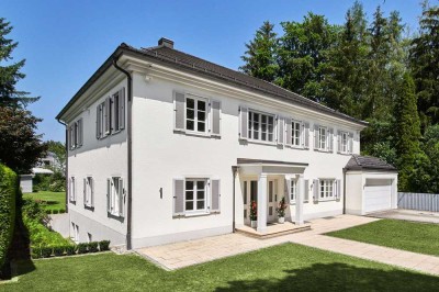 Repräsentative Familienvilla in klassisch-eleganter Architektur mit Pool