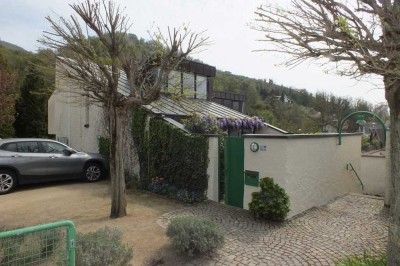Großes Reihenendhaus mit besonderer Architektur und mit viel Platz auf großem Eckgrundstück