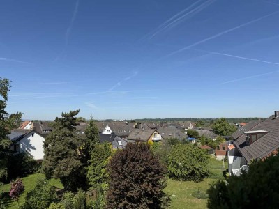 Wunderschöne Dachgeschoss - Wohnung in ruhiger Lage. Stellplatz, Küche und Fernsicht inklusive.