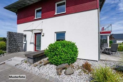 Einfamilienhaus mit Garage und Schuppen