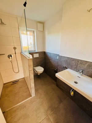 Neuwertig sanierte Obergeschosswohnung  – 3-Parteienhaus mit Garten