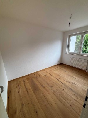 Schöne 3 Zimmer Wohnung mit gehobener Ausstattung , Balkon mit neuwertiger Markise, Einbauküche