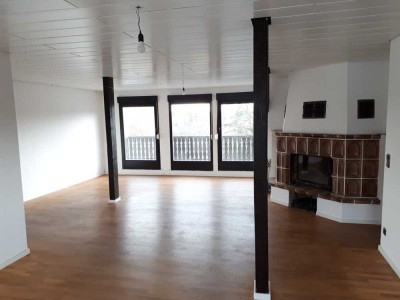 Günstige 5-Zimmer-Dachgeschosswohnung mit Balkon und EBK in Wadgassen