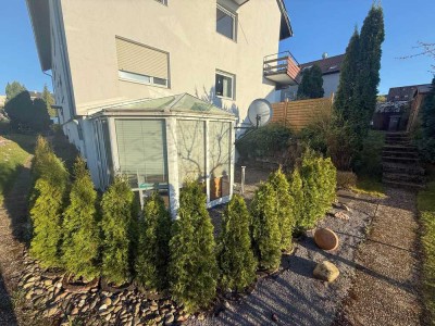 Sehr ruhig gelegene 3 Zi Terrassen Wohnung! Mit Wintergarten, EBK, voll Bad, Keller u PKW Stellplatz