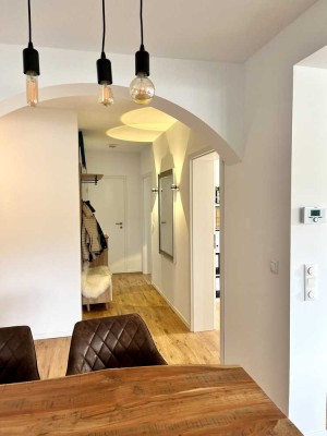 Helle 3-Zimmer-Wohnung mit Balkon, Einbauküche und direktem Blick auf den Rhein