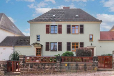 Lichtdurchflutet in Meißen: Reihenmittelhaus mit vielen Fenstern, Garage und Werkstatt