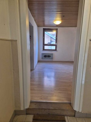 Zentral & gemütlich: 2,5-Zimmer-Wohnung in Untertürkheim– Hochparterre