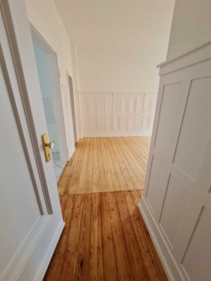 Lichtdurchflutete 2-Zimmer-Altbauwohnung mit moderner Einbauküche – verfügbar ab dem 01.12.2025