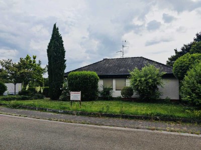 Familientraum: Sanierungsbedürftiger Bungalow mit großem Garten in Toplage von Gau-Bischofsheim