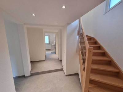 Kernsaniertes 4,5-Zimmer-Haus mit EBK, Stellplatz und Balkon