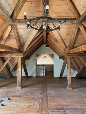 Geräumige, exklusive 5-Zimmer-Wohnung 2-stöckig, gehobene Innenausstattung mit Balkon in Haimhausen