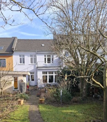 Schönes Haus mit Garten und Balkon