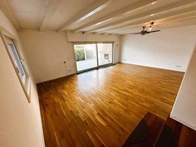 Charmantes Einfamilienhaus mit großem Hof, 2 Garagen und ausgebautem Dachgeschoss – Einzugsbereit!