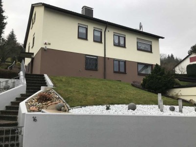 Ruhige Dachgeschosswohnung mit zwei Zimmern und Einbauküche