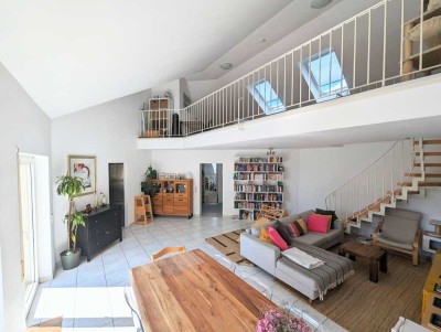 Von Privat: Wunderschöne 4,5 Zimmer Galerie-Wohnung mit 2 Stellplätzen in Frankfurt-Nied