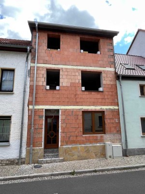 Reihenmittelhaus im 
halbgeschlossenen Rohbau