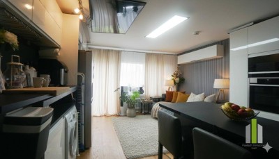 Wohnen in Top-Lage: Großzügige Großraumgarçonnière mit Balkon und Designer-Ausstattung