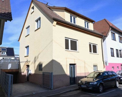 Freistehendes Zweifamilienhaus mit Balkon, Garten und Garage in Ludwigsburg-Oßweil!