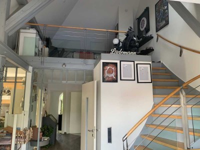 Charmante DG-Galerie-Wohnung im historischen Gebäude