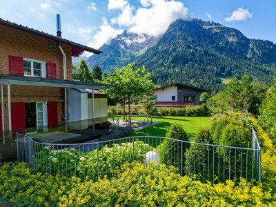 Ein Stück heile Welt...Alpenchalet in eindrucksvoller Lage in Mittelberg!