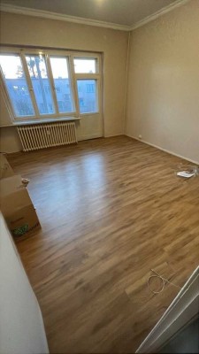 ! Anfragestop ! Schöne Dachgeschosswohnung, mit Balkon, 2 große Zimmer + Wohnküche
