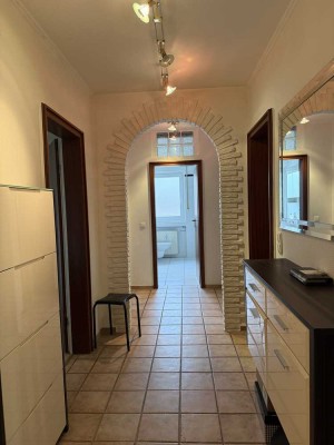 Helles Zuhause mit großem Balkon und Garage in ruhiger Lage