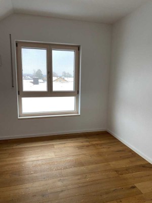 Geschmackvolle 3-Zimmer-DG-Wohnung mit gehobener Innenausstattung mit Einbauküche in Stammham