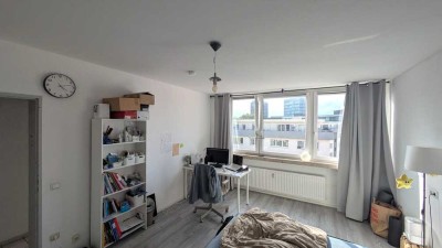 „Helle 3,5-Zimmer-Wohnung mit Traum-Dachterrasse – ideal für WG oder Familie!“