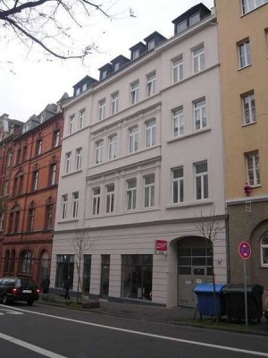Helle 3 Zi.-DG-Whg. mit TGL-Wannenbad und Laminat in zentraler Lage