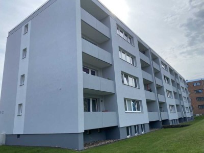 Erstbezug nach Sanierung mit Balkon: Stilvolle 2-Raum-Wohnung mit geh. Innenausstattung in Wedemark