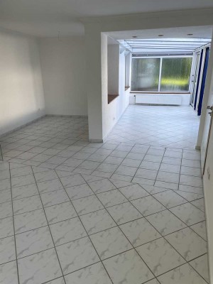 Geräumige 2-Zimmer-EG-Wohnung mit Küche und Garage zur Miete in Heilignhaus