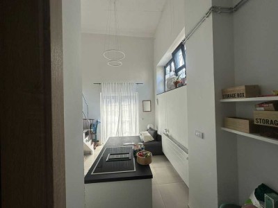 Hell Teilmöbelierte Top Wohnung mit Einbauküche und Terasse in Frankfurt Loft Maisonette