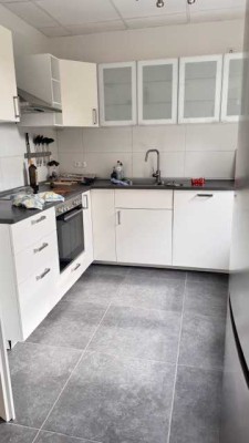 Leerstehendes Zimmer in toller Wohnung mit EBK, Schreibtisch & Stuhl, Balkon zu vermieten!