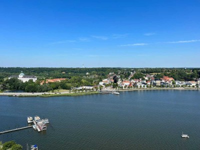 Ansprechende 2-Zimmer-Wohnung mit gehobener Innenausstattung mit Balkon und Einbauküche in Schleswig