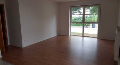 3 Min. zur FOS/BOS, 8 Min. zur Uni/OTH, 3 Zimmer Whg renoviert im EG in Regensburg. Ohne Provision.