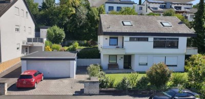 Freistehendes Zweifamilienhaus mit großer Doppelgarage in Wiesbaden-Breckenheim