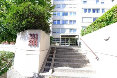 Gepflegte 3 Zimmerwohnung mit Loggia, TG-Stellplatz, privatem Schwimmbad und Aufzug!