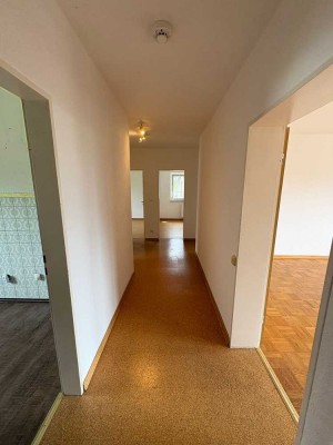 Renovierte 4-Zi-Whg mit Balkon und Garage