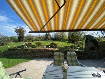 Geschmackvolle, gepflegte 5-Raum-Terrassenwohnung mit geh. Innenausstattung und großem Garten