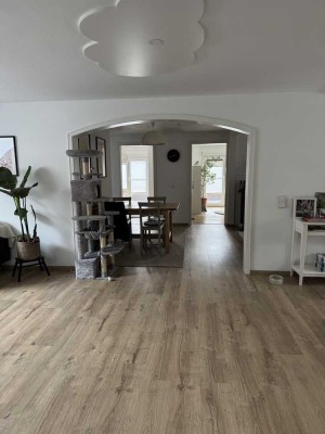 Bad Herrenalb: Exklusive 4-Zimmer-Dachgeschosswohnung mit Küche, Tageslichtbad, Keller und Balkon