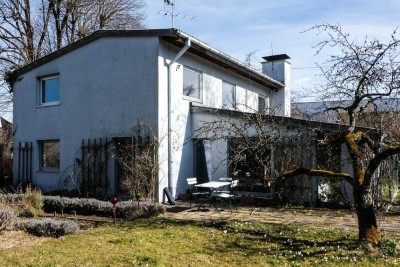 Charmante, helle Wohnung in Mehrfamilienhaus mit großem Garten