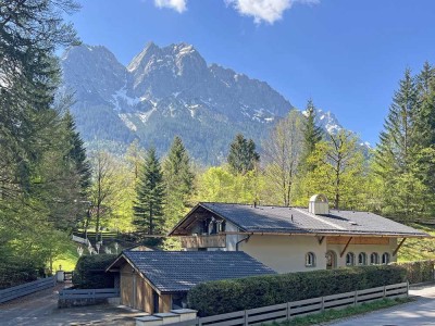 Charmantes Zweifamilienhaus auf großem Grundstück in ruhiger Lage - modernisiert