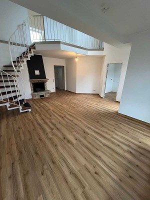 Frisch renovierte 4 Zimmer Maisonette -Wohnung in zentraler Lage (KEINE MAKLER ANFRAGEN)