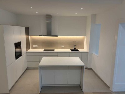 Erstbezug nach Sanierung: 4-Raum-Souterrain-Wohnung im Altbau mit Einbauküche und großer Terrasse