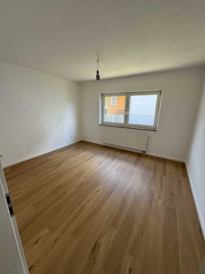 Erstbezug nach Sanierung: freundliche 2-Zimmer-Wohnung mit Einbauküche in Burglengenfeld