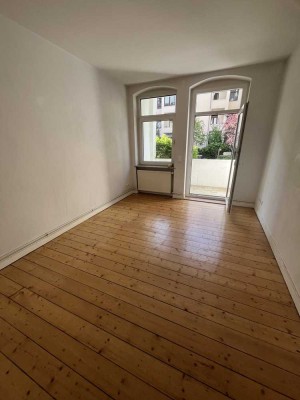 Hier wird renoviert: 2-Zimmer-Wohnung mit Balkon!