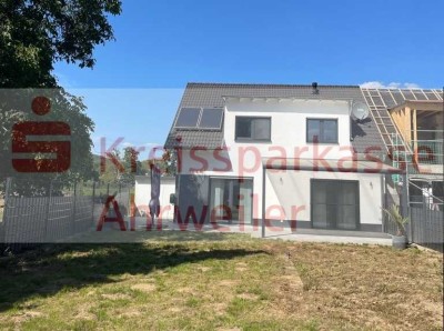 Moderne Doppelhaushälfte in ruhiger, zentraler Wohnlage