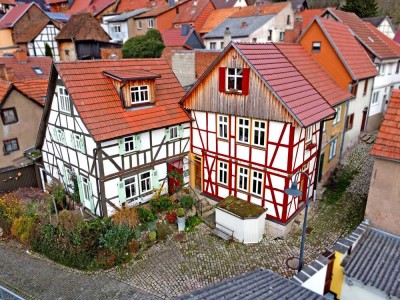 Historisches Fachwerkensemble: Sanierte Wohnidylle trifft kreatives Ausbaupotenzial